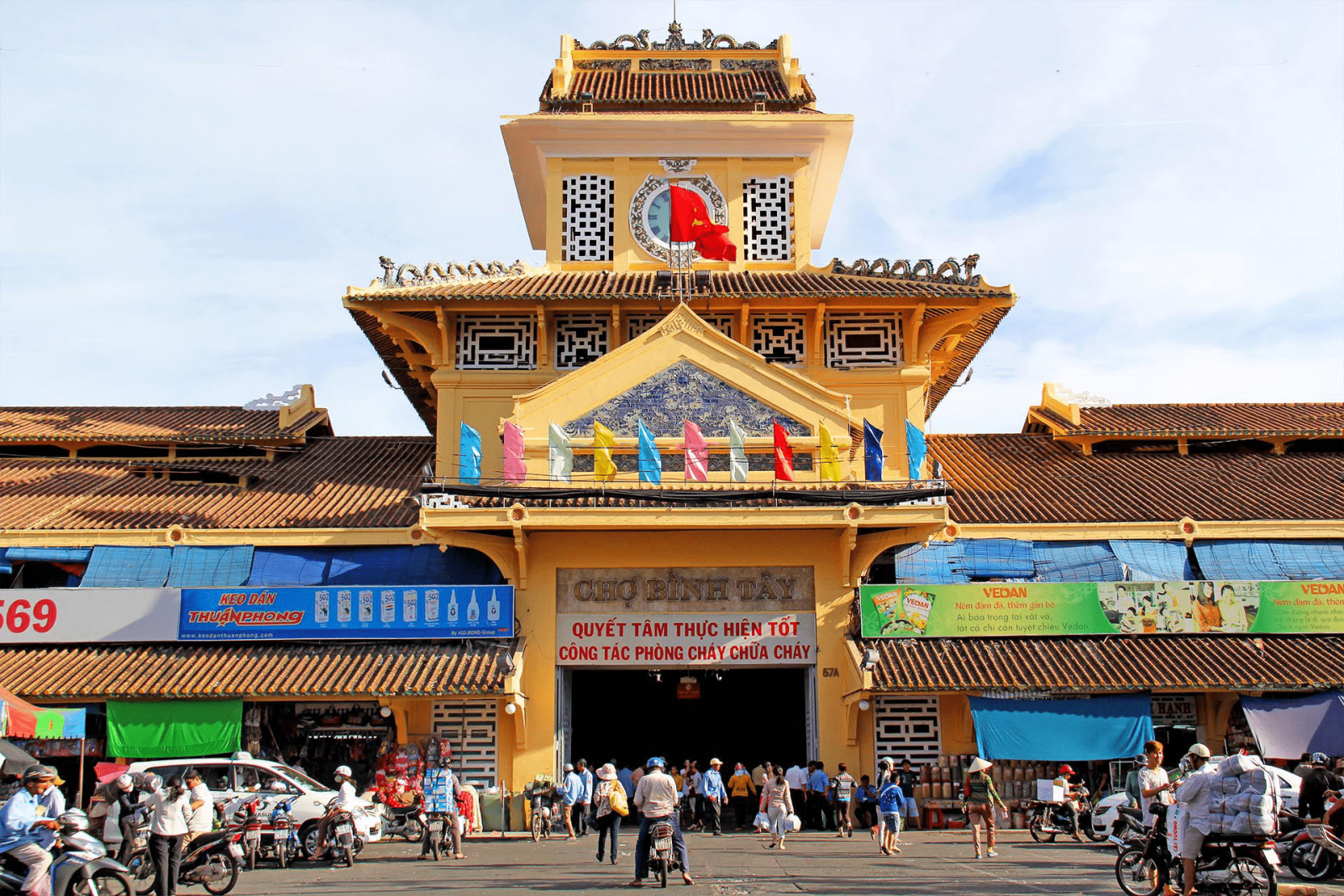 MORNING: SAIGON DISCOVER & SHOP AT LOCAL MARKETS WITH SOUVERNIR MOTORBIKE TOUR HO CHI MINH CITY